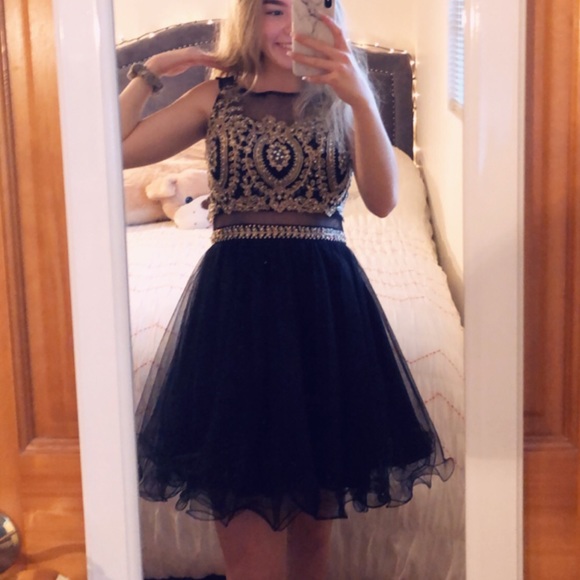 Black and Gold Formal dress - Picture 4 of 4